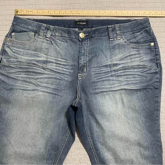Lane Bryant Lightly Flared Stretch Medium Wash Jeans with Detail Pocket Size 28 - Picture 4 of 10